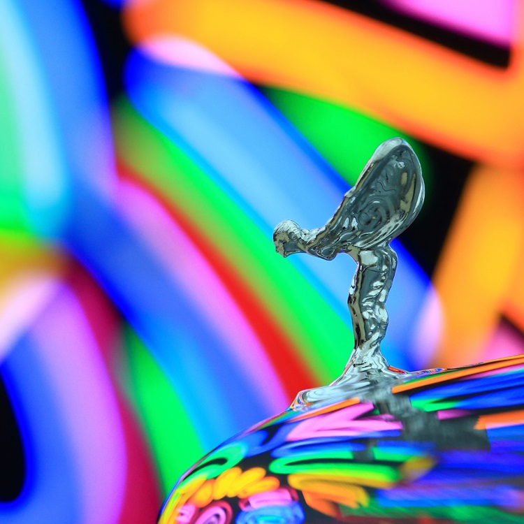 劳斯莱斯将当代愿景和精湛的工艺以及出色的设计和工程技术深度结合，将每个定制成果都变成了一件艺术品。