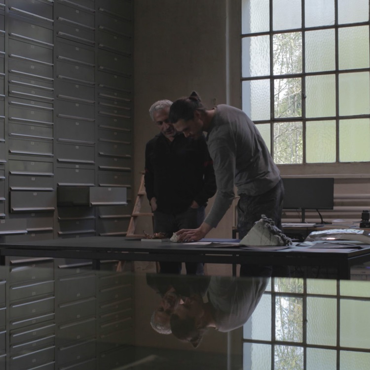 阿联酋著名艺术家默罕默德·卡西姆与劳斯莱斯技术精湛的工匠密切合作，将创造性思维与理念完美融合。