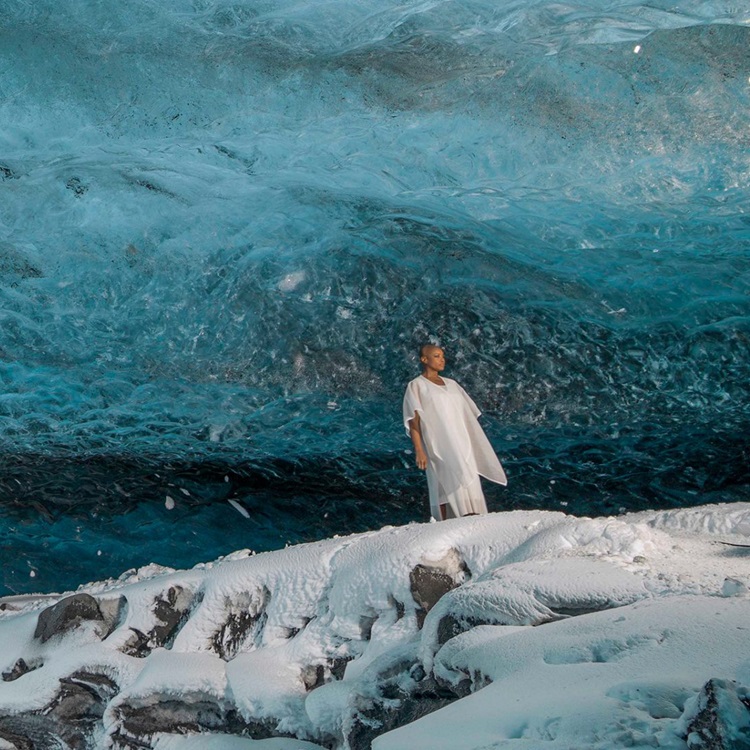 2015年，劳斯莱斯汽车首次在巴塞尔艺术展上公开展示艾萨克·朱利安的作品“钻与石”。