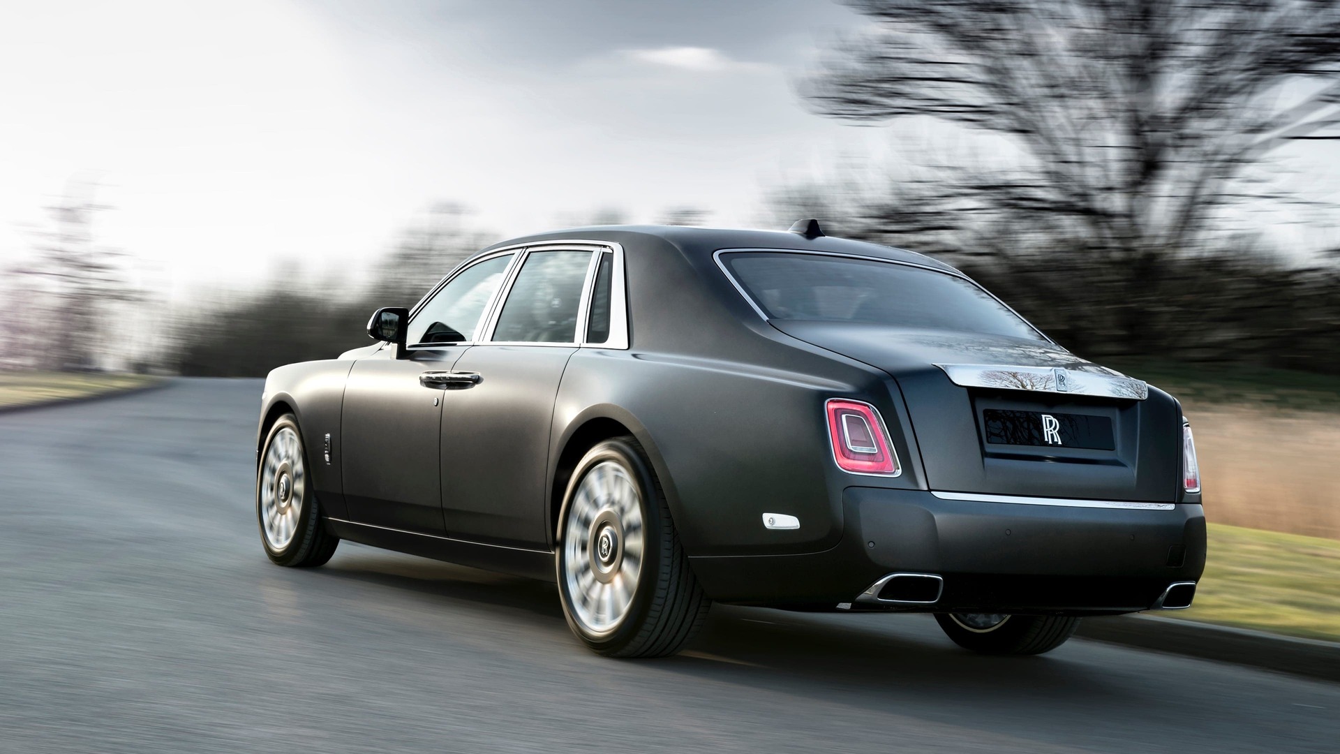 Rear side view of gentleman's tourer Rolls-Royce Phantom standard wheelbase