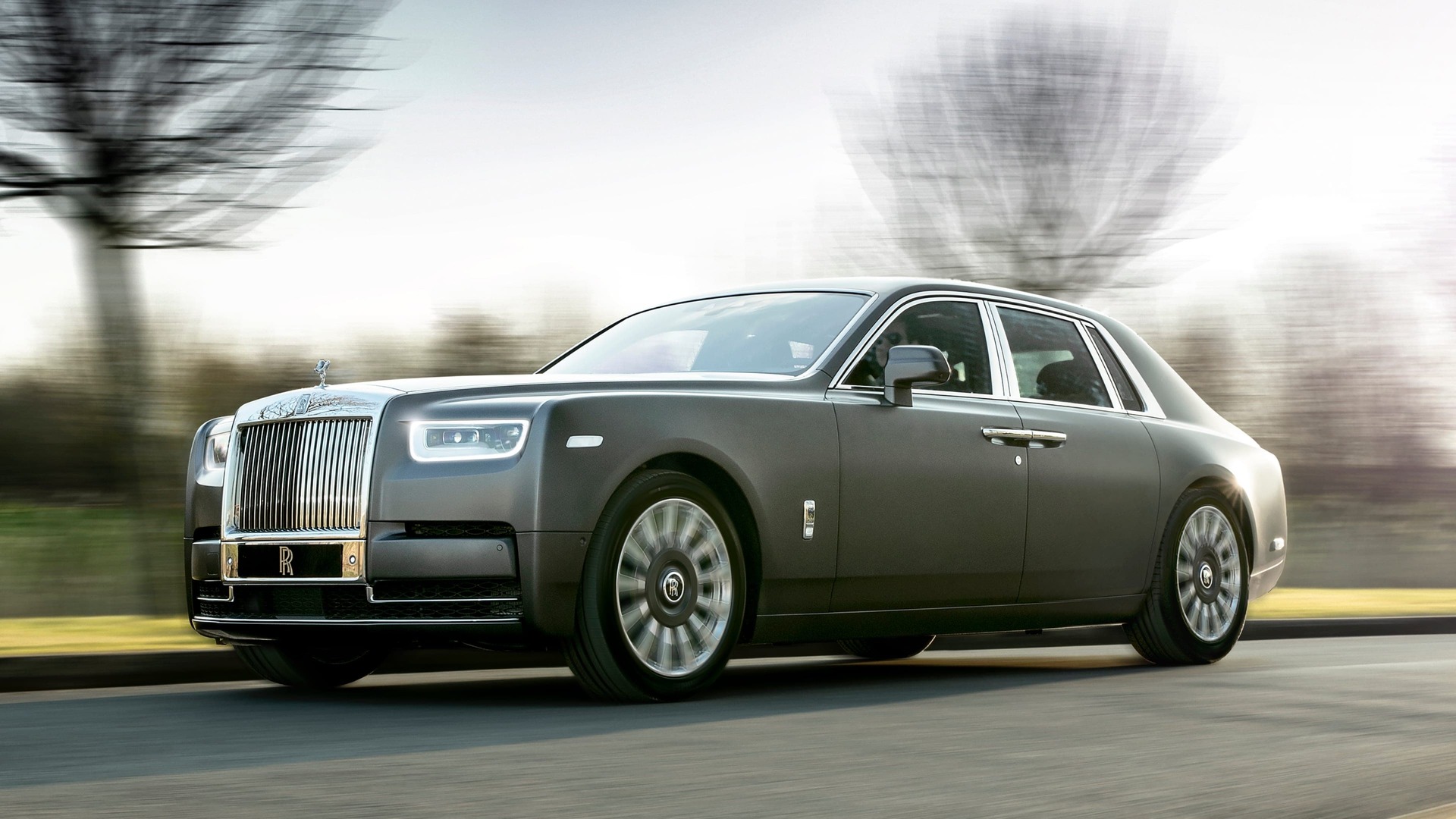 Front view of gentleman's tourer Rolls-Royce Phantom standard wheelbase