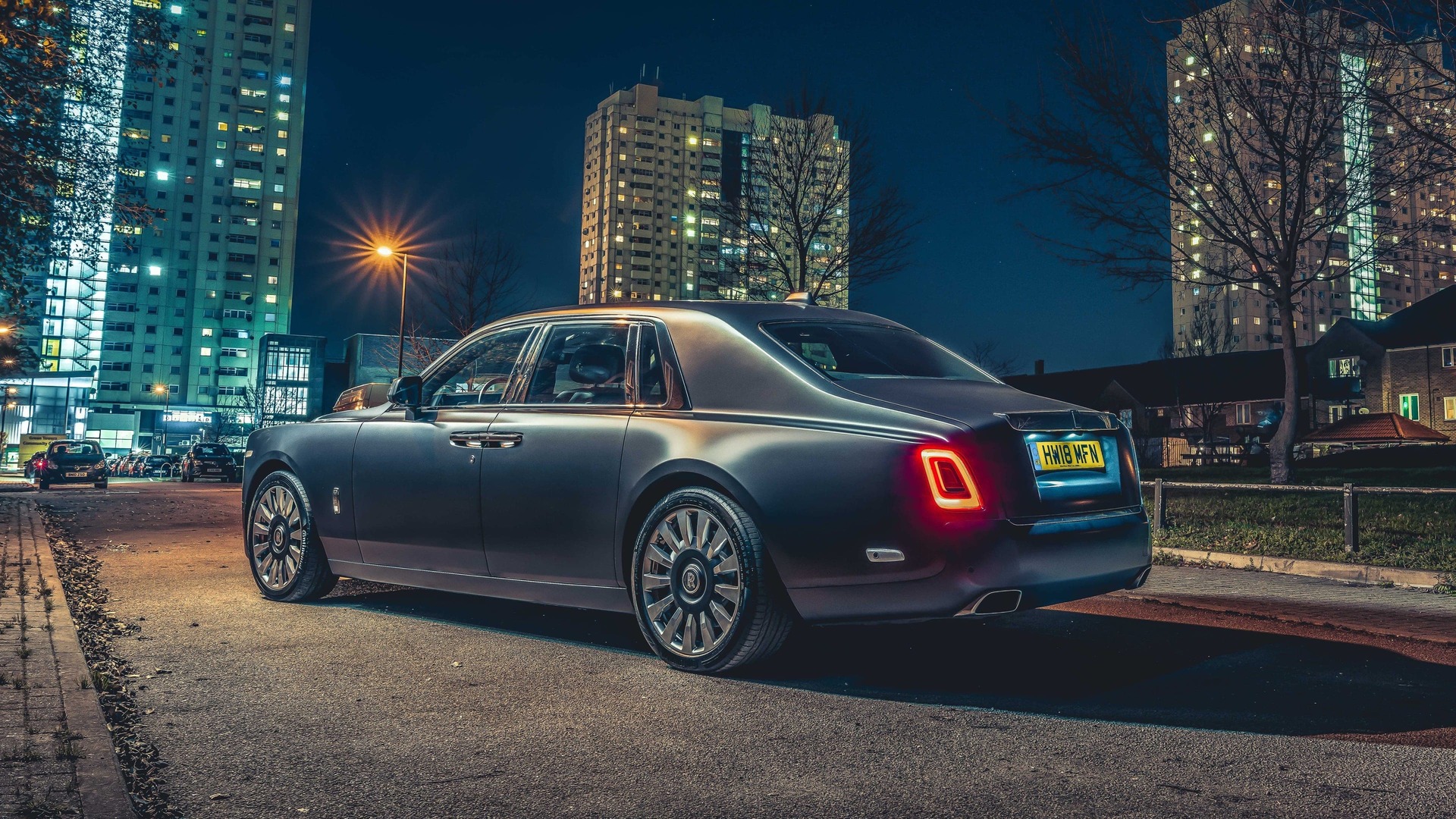 Side view of gentleman's tourer Rolls-Royce Phantom standard wheelbase