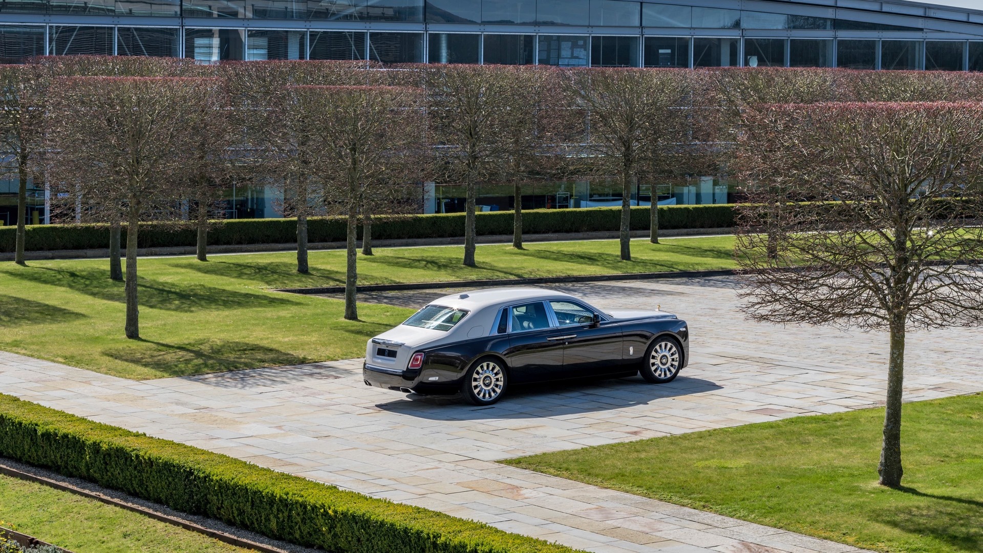 Far away view of smokey quartz Rolls-Royce Phantom standard wheelbase
