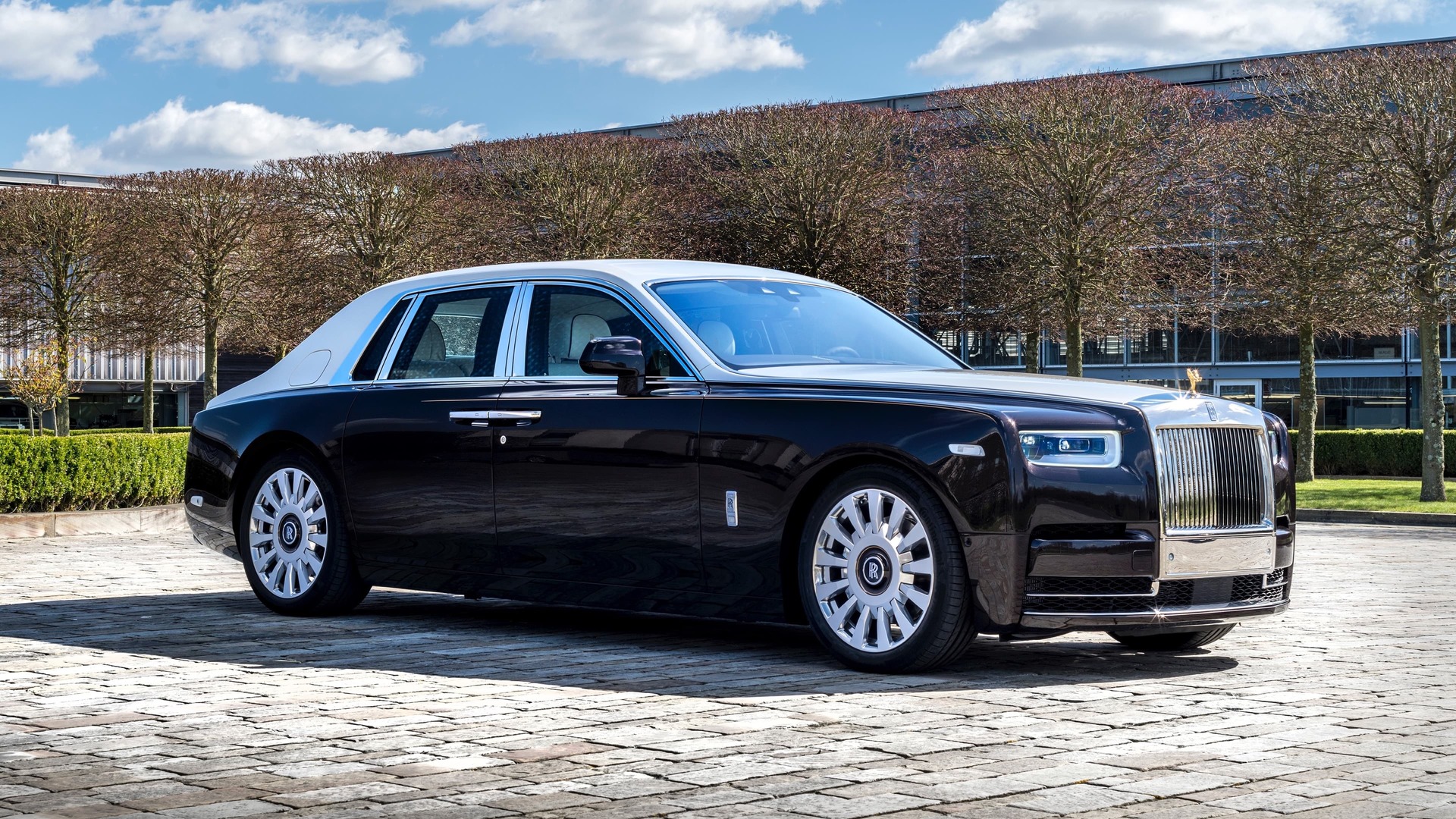 Front side view of smokey quartz Rolls-Royce Phantom standard wheelbase