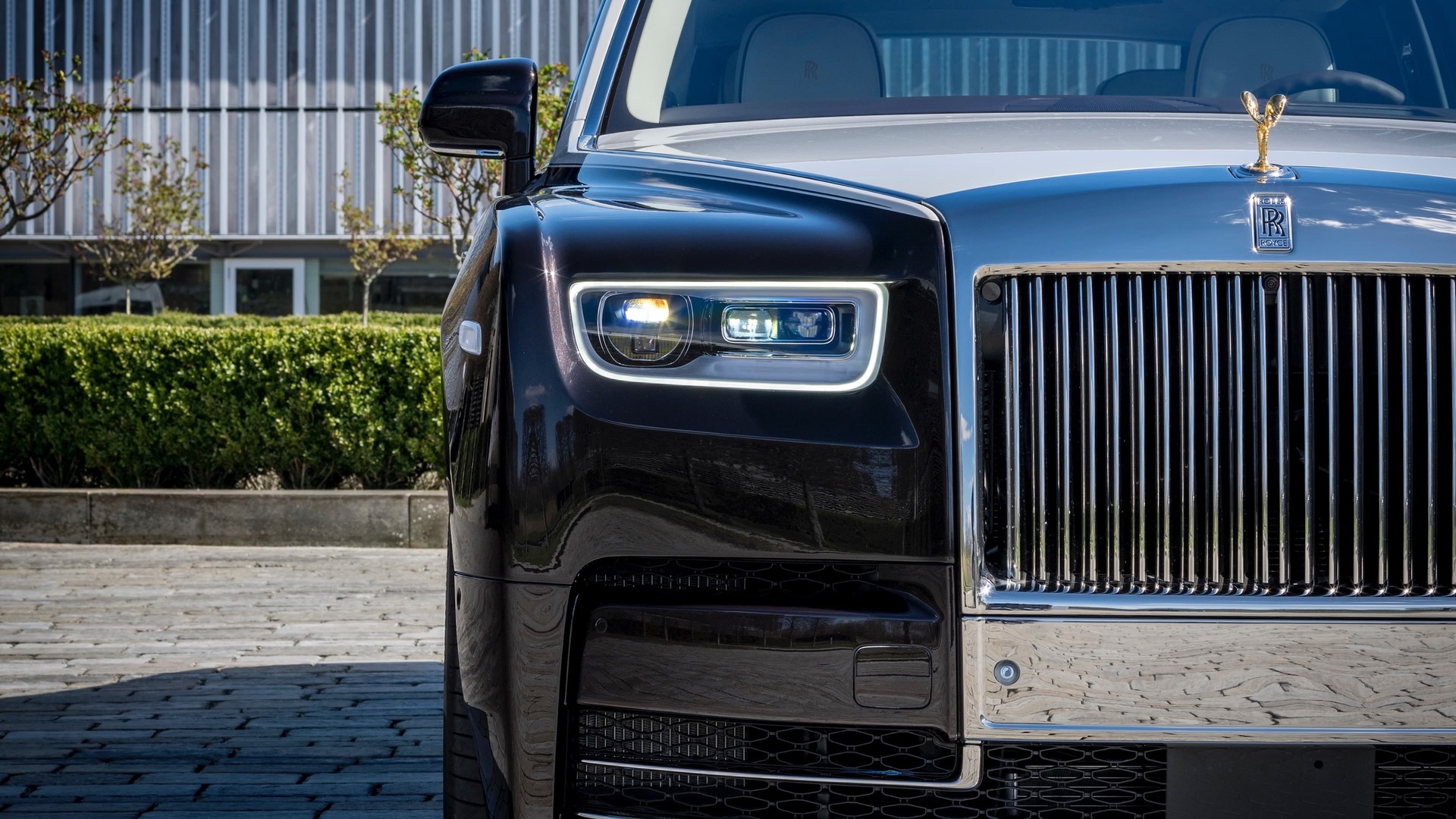 Front grille view of smokey quartz Rolls-Royce Phantom standard wheelbase