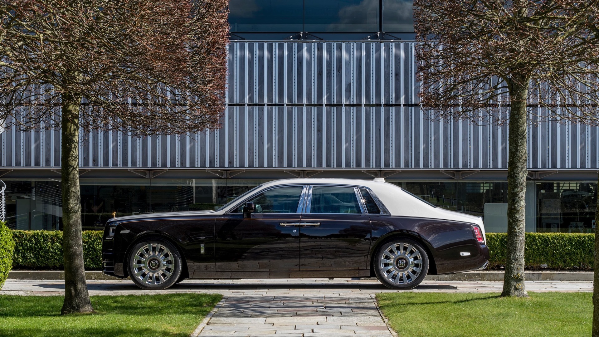 Side view of smokey quartz Rolls-Royce Phantom standard wheelbase