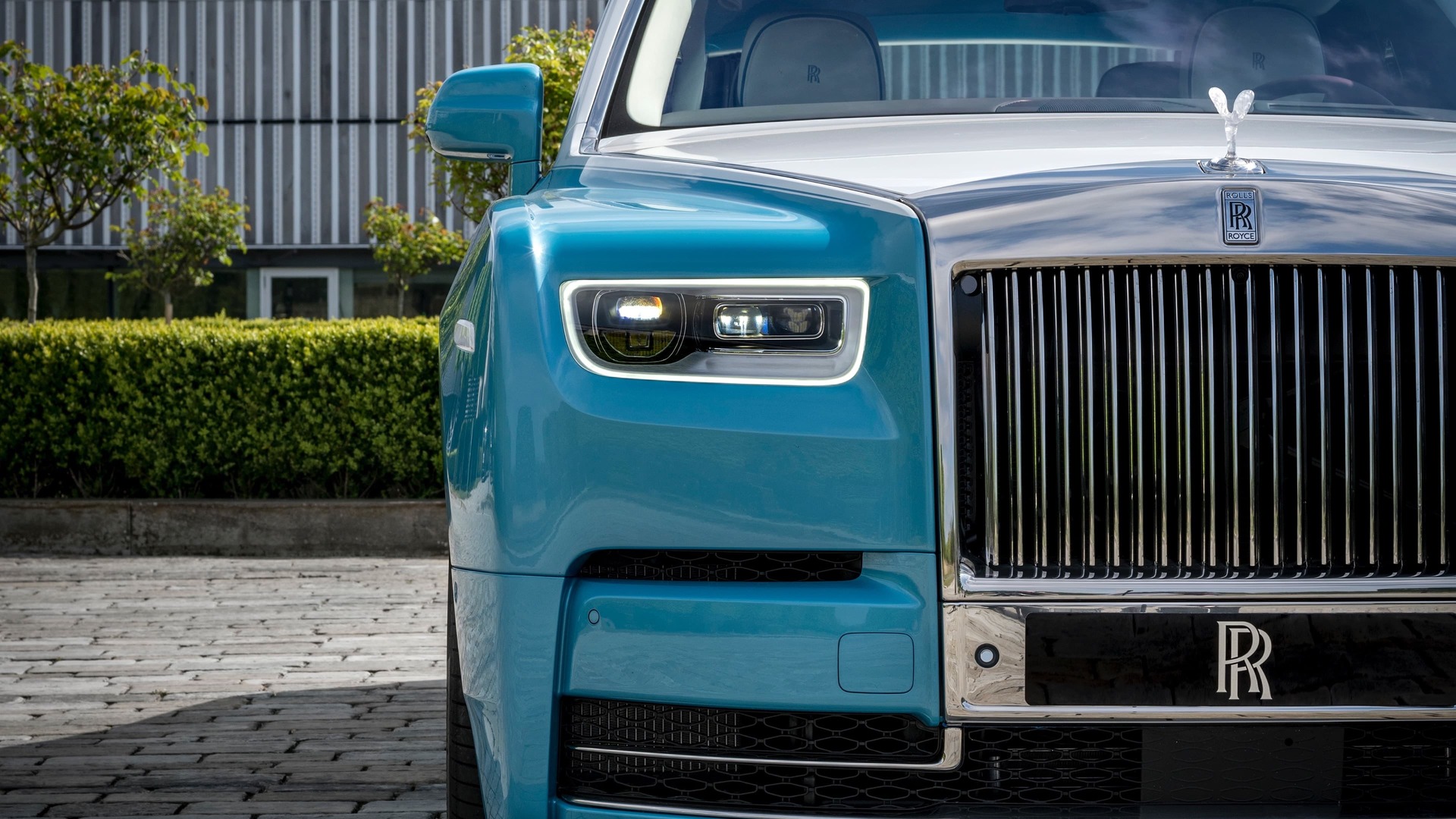 Front grille view of Turchese & Andalusian Rolls-Royce Phantom standard wheelbase