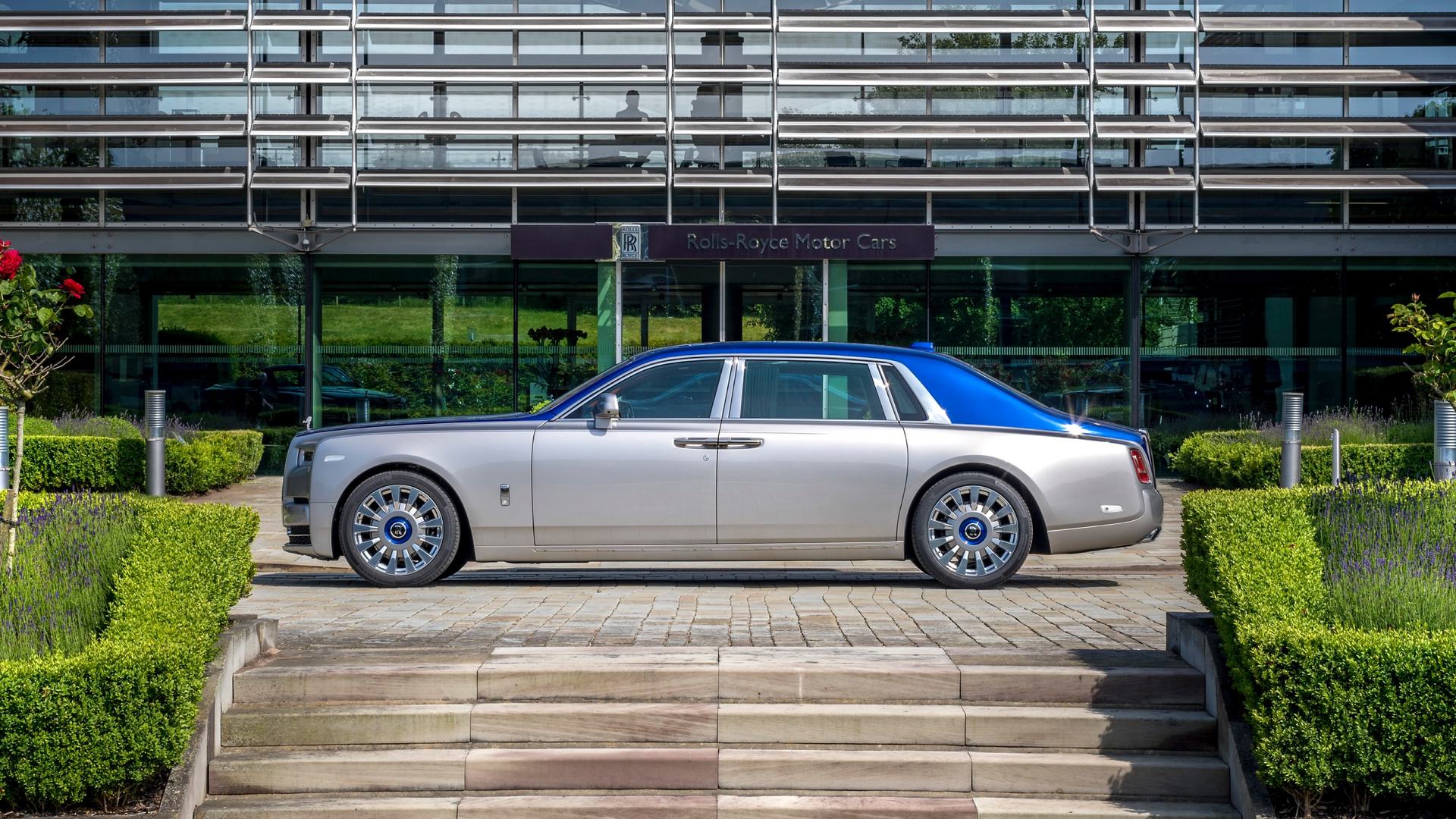 Side view of two-tone Rolls-Royce Phantom extended wheelbase