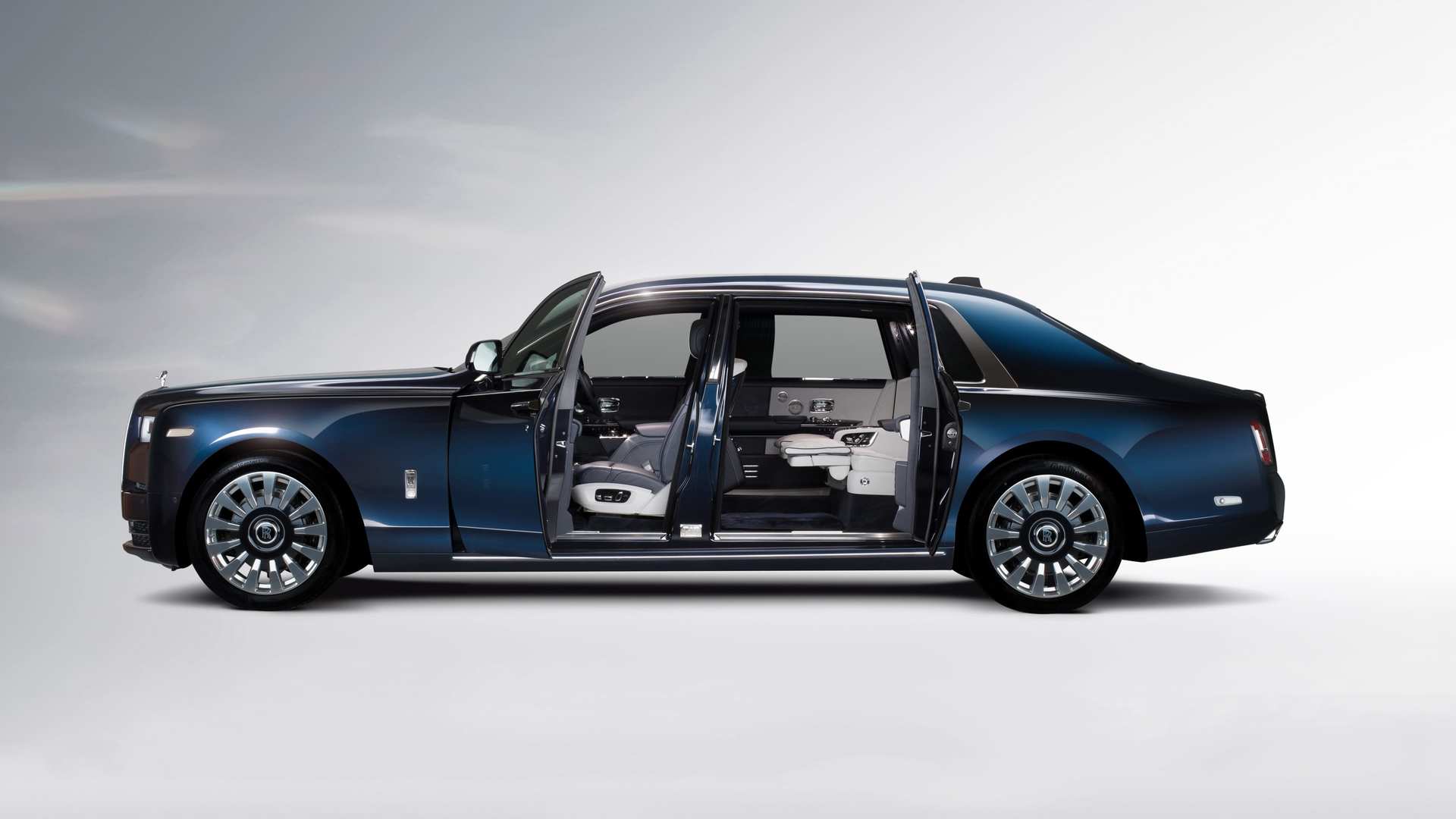 Side view of Rolls-Royce Phantom Extended Wheelbase