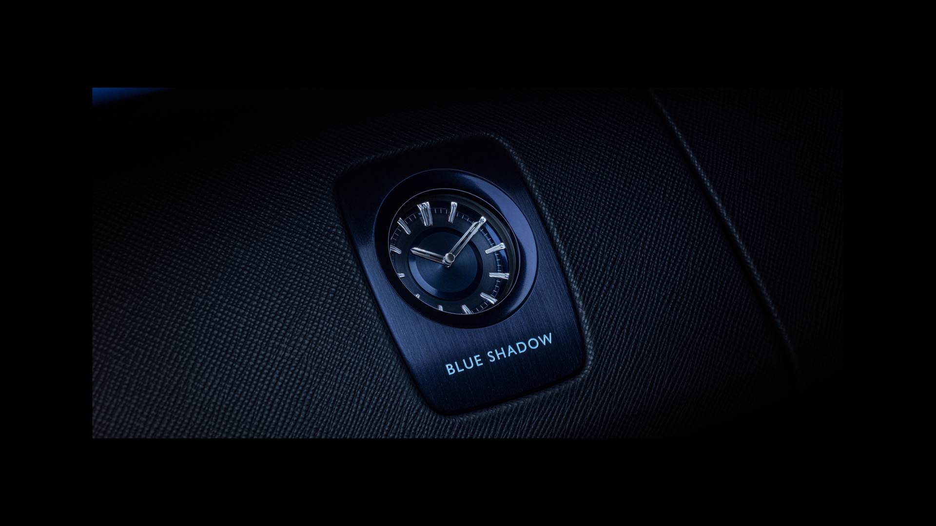 Clock inside Blue Shadow Cullinan dashboard
