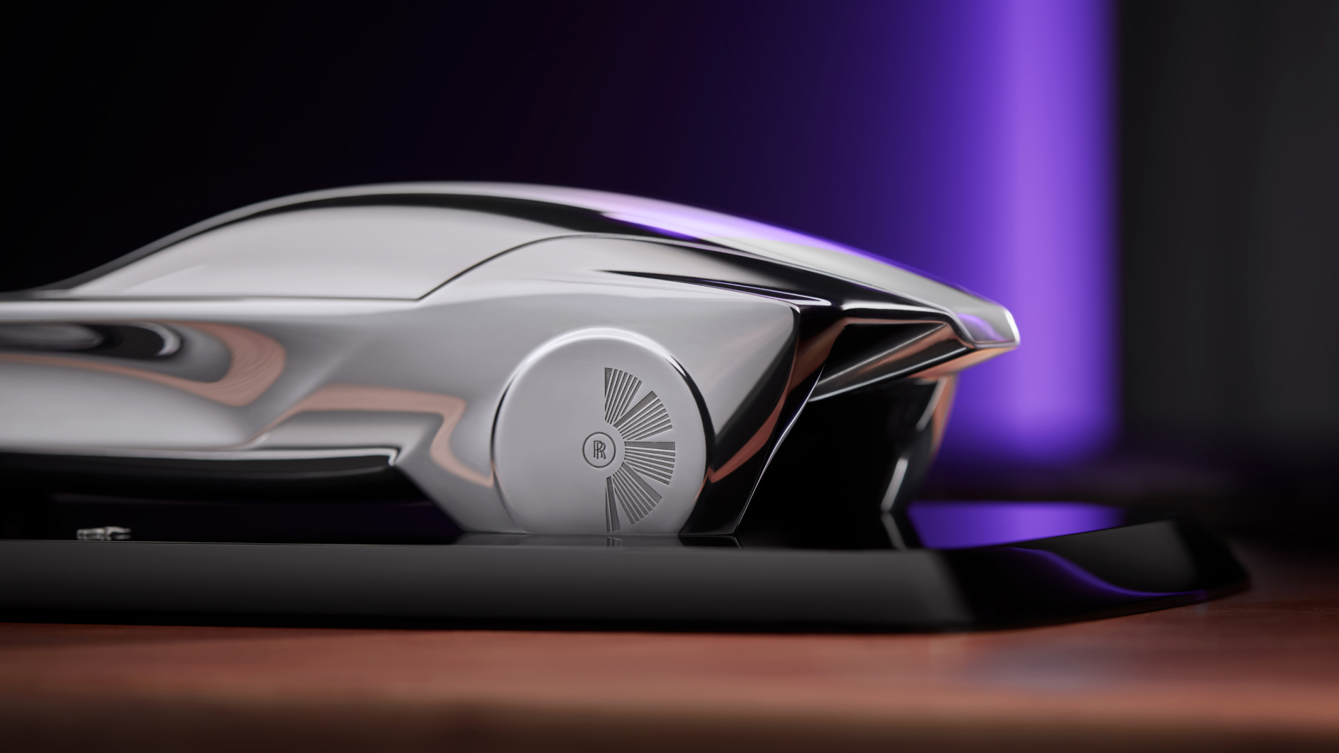 Detail view of the wheel with the Rolls-Royce monogram in the center and decorative engraving