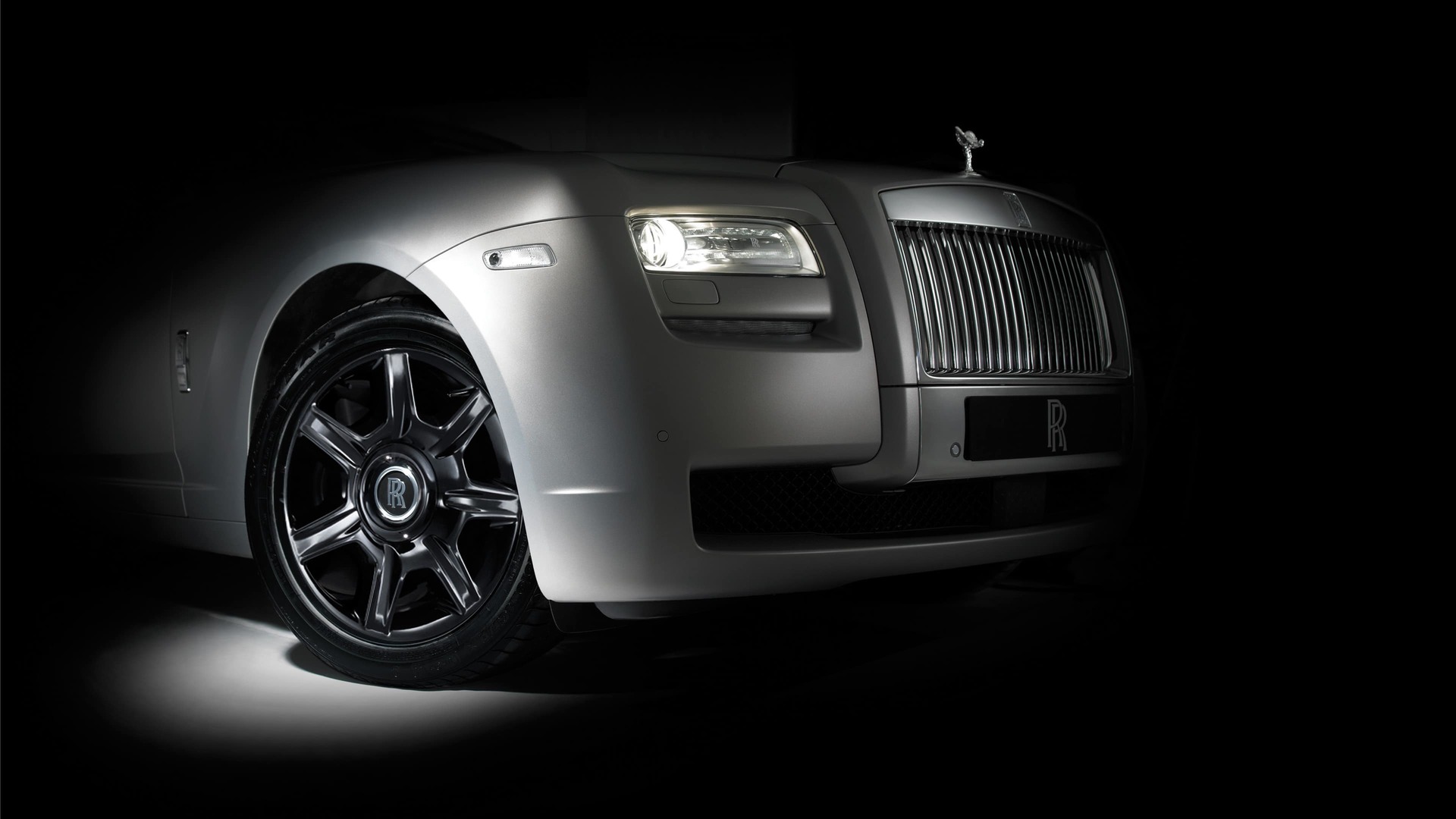 Rolls-Royce Motor Cars Accessory - Wheel style 274 - 20 inch seven spoked wheel available in matt silver and high gloss black finish. Shown on a Rolls-Royce Motor Car
