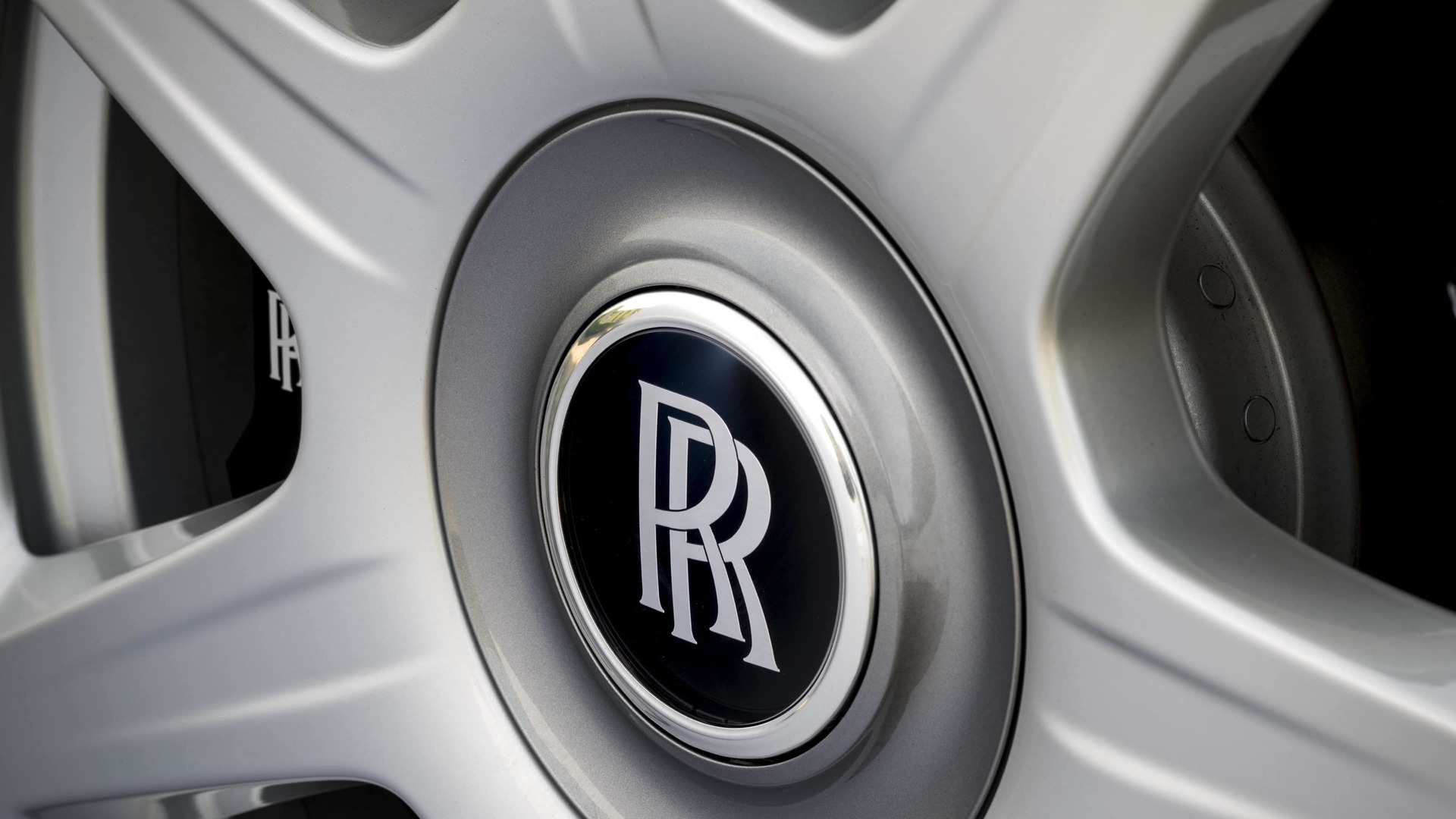 Rolls-Royce Motor Cars Accessory - Wheel style 677 - 21 inch star styled spoked wheel - Close up detail shot of the Rolls-Royce Monogram in the center of the wheel.