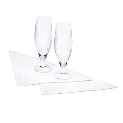 <p>适用于各种场合的香槟酒杯与餐巾，酒杯选用上乘玻璃材质精制而成，而餐巾则饰有精致的缝线镶边，共同营造出优雅而不失格调的氛围。</p>
