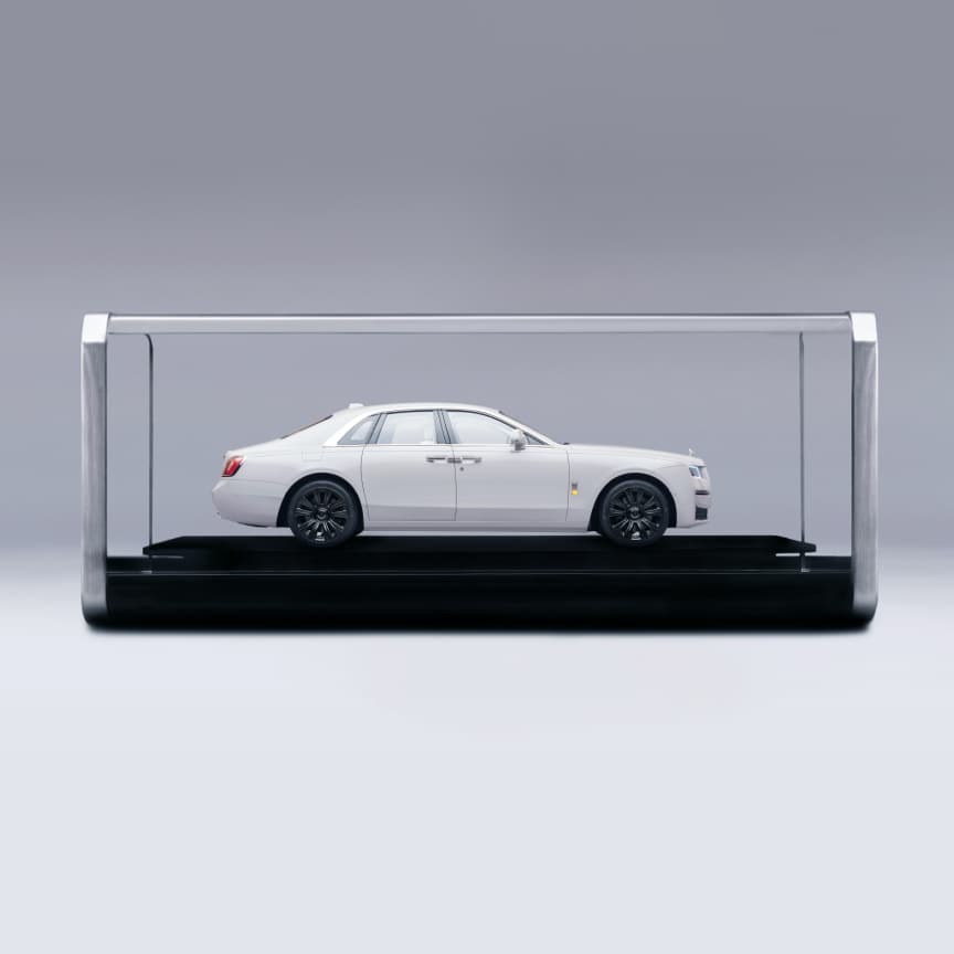 <p>每一件模型均含有超过1000个独立部件，通过复杂精细的手工工艺打造而成，展现了劳斯莱斯汽车享誉世界的卓越工艺水平和设计成就。耗时长达450小时的精细制作，方能完成一件如此精致的车模。其车漆与劳斯莱斯实车完全一致，经过手工喷涂及抛光处理，确保车模在外形上与实车无异，堪称车模界中真正的劳斯莱斯杰作。</p>
<p>车模在内部设计与工程制作上精益求精，忠实还原了实车的细节，配备了可手动操作的对开式车门和行李厢，开启后即可直观感受到那份非凡的奢华。每一枚车模部件均按照高标准精心打造，更配备了遥控LED内部照明系统，能够照亮整个车内空间。这一独特功能极大地提升了车模的精致度与观赏性，使观者能够清晰欣赏到包括星光顶、仪表盘、对开式车门把手、发光格栅及发光面板在内的各项内饰设计之美。</p>
