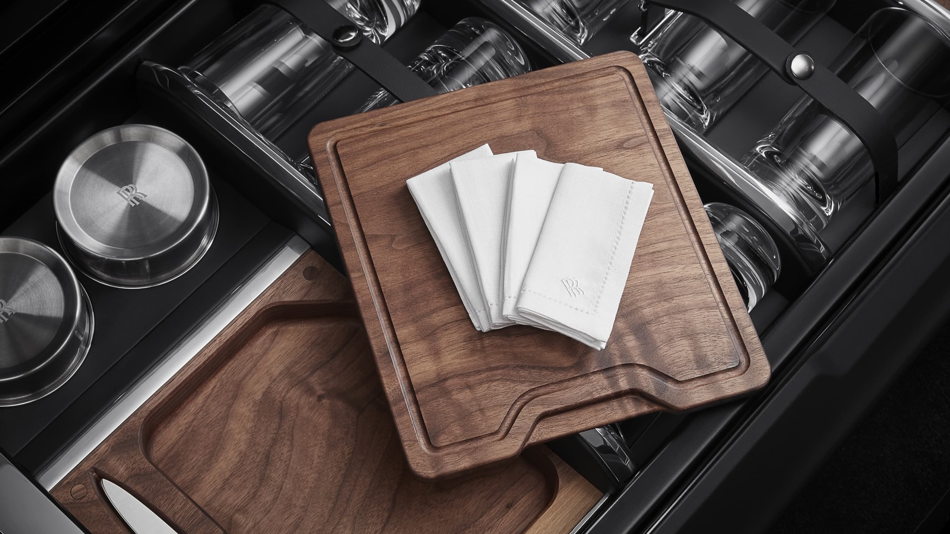 The Rolls-Royce Hosting Service offers wooden chopping boards made of the highest quality American walnut