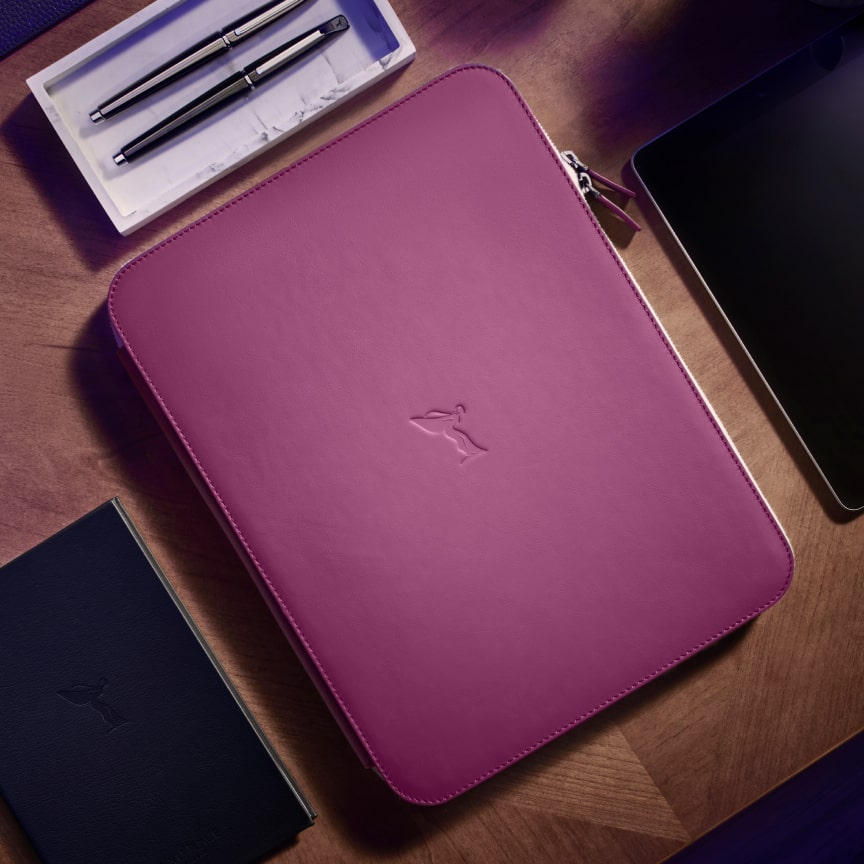 <p>随身收纳包选用劳斯莱斯汽车天然粒面真皮精制而成，是整理和存放文件或公文的理想选择。提供三种专属颜色供选：深邃的海军蓝、经典的棕褐色以及独特的定制紫，每款颜色均能协调搭配Stone Paper笔记本或欢庆女神圆珠笔，彰显非凡品味。</p>
