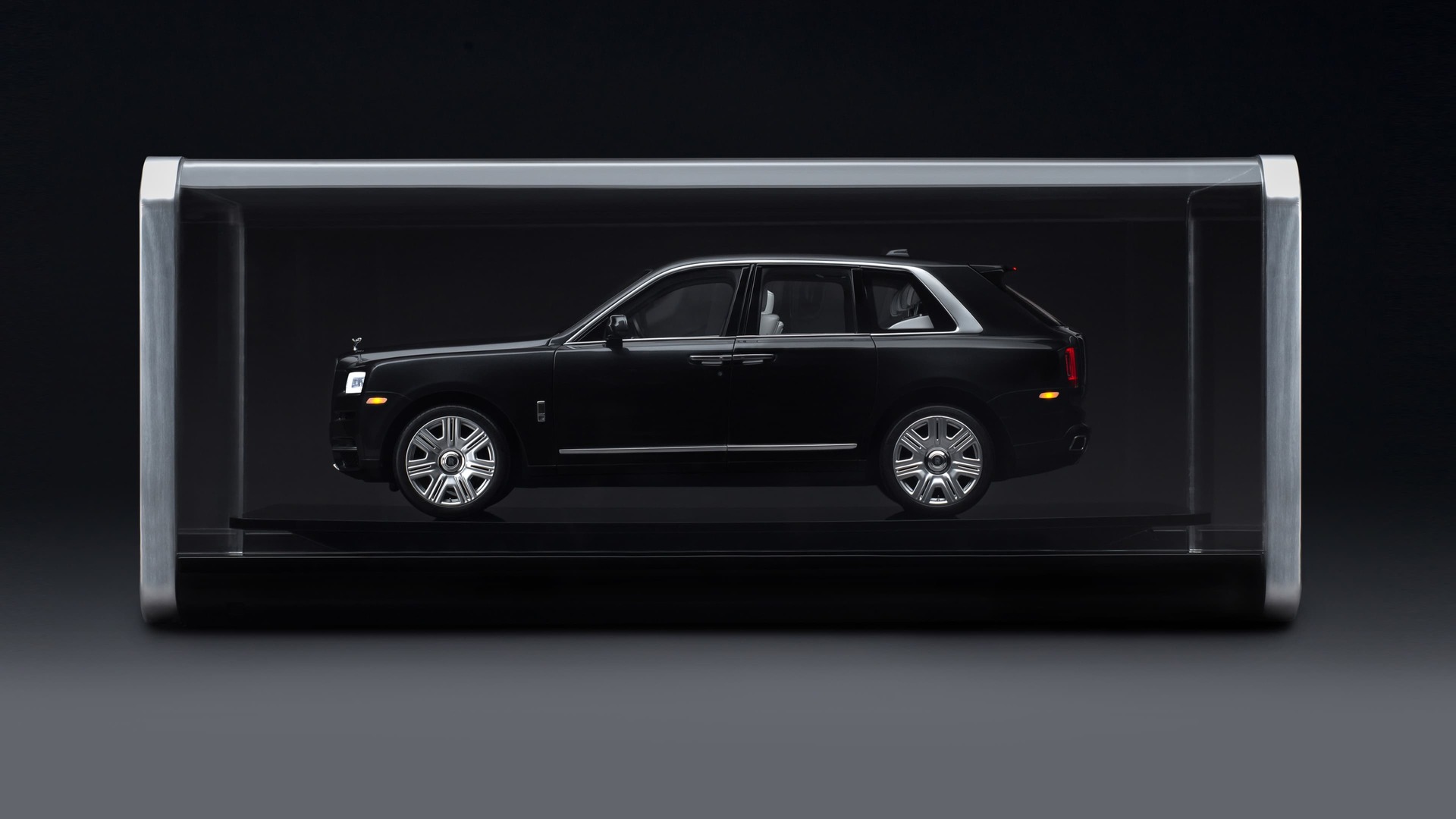Side exterior view of the 1:8 scale model of the Rolls-Royce Cullinan motor car in glass case