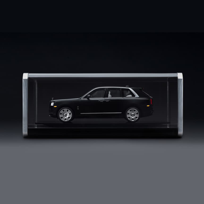 <p>这款1:8比例的经典车模在细节处理上精致又细腻，不仅忠实再现了全尺寸库里南车型的每一个细微之处，其本身亦是一件赏心悦目的艺术品。每一件车模均由1,200个独立制作的部件精心组装而成，全程手工操作，确保了每一环节都符合理想标准的要求。</p>
<p>从发动机舱的精细构造到轮胎胎面的精致纹理，每一款车模都是非同凡响的精品，不仅精巧再现了劳斯莱斯汽车的奢华风范，更配备了可点亮的内外车灯，车门与行李厢盖均可开合，内饰则尽显豪华。</p>
