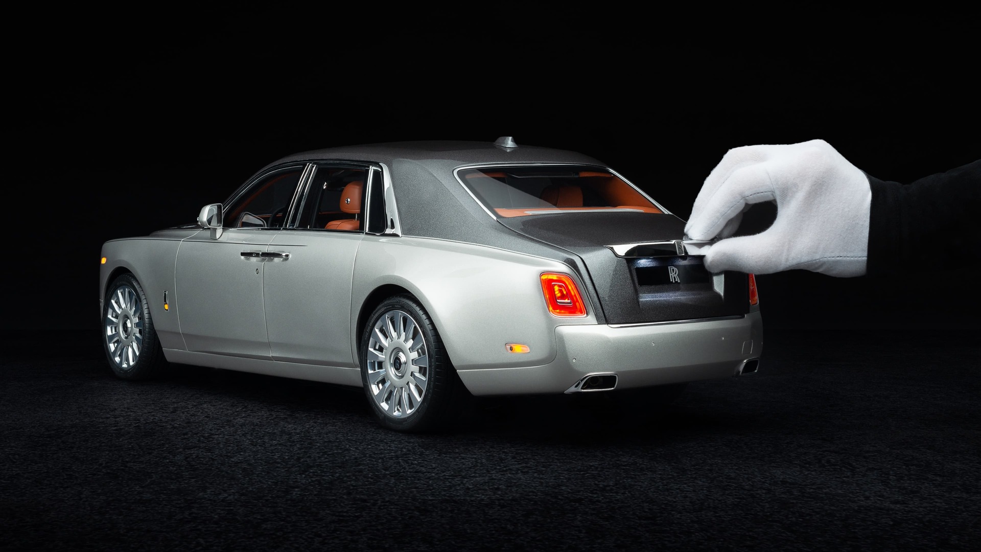 1:8 scale model of the Rolls-Royce Phantom motor car with hand opening rear luggage compartment
