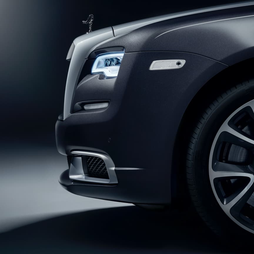 <p>魅影和曜影的空气动力学嵌件，令以驾驶者为中心的设计理念一目了然。这一选装配置可以改变车身造型，将古德伍德劳斯莱斯汽车之家的卓越工程能力展现无遗。气动插件可以选择黑色或银色涂装，也可以涂装指定的其他个性化颜色。</p>
