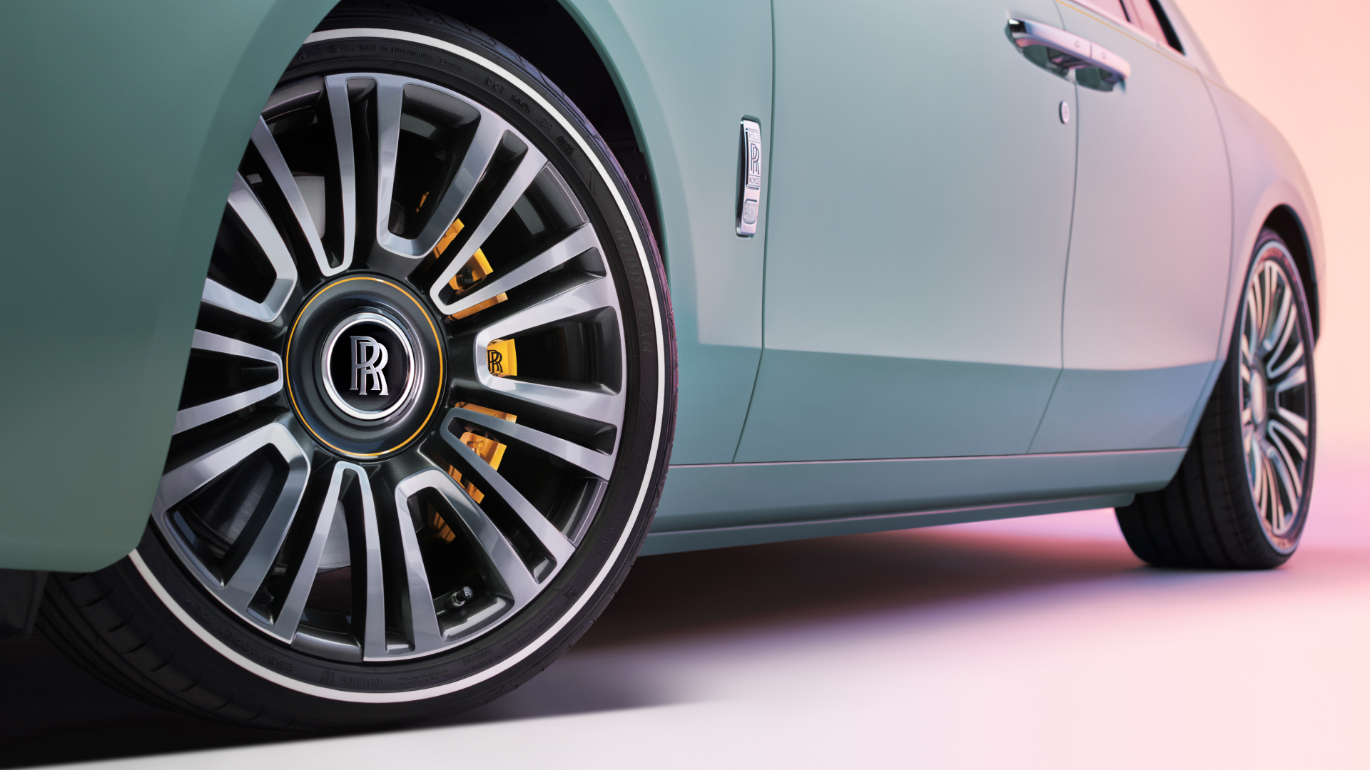 A circular white pinstripe decorates Ghost’s tyres. At the wheel’s centre, brake callipers and the wheel cap pinstripe are painted Forge Yellow. 