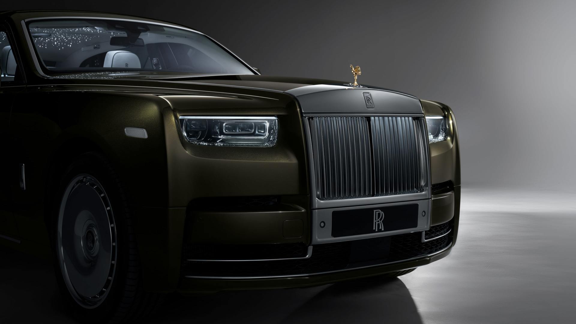 The grille of a Rolls-Royce Phantom Extended in the dark