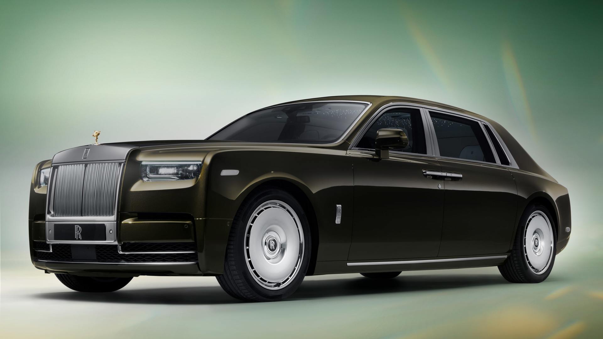 A Rolls-Royce Phantom Extended in dark green with a light green background