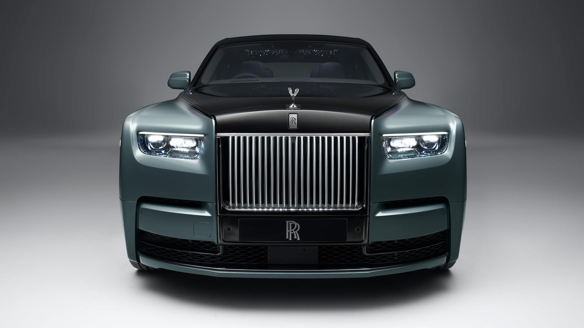Front view of a Rolls-Royce Phantom Series II