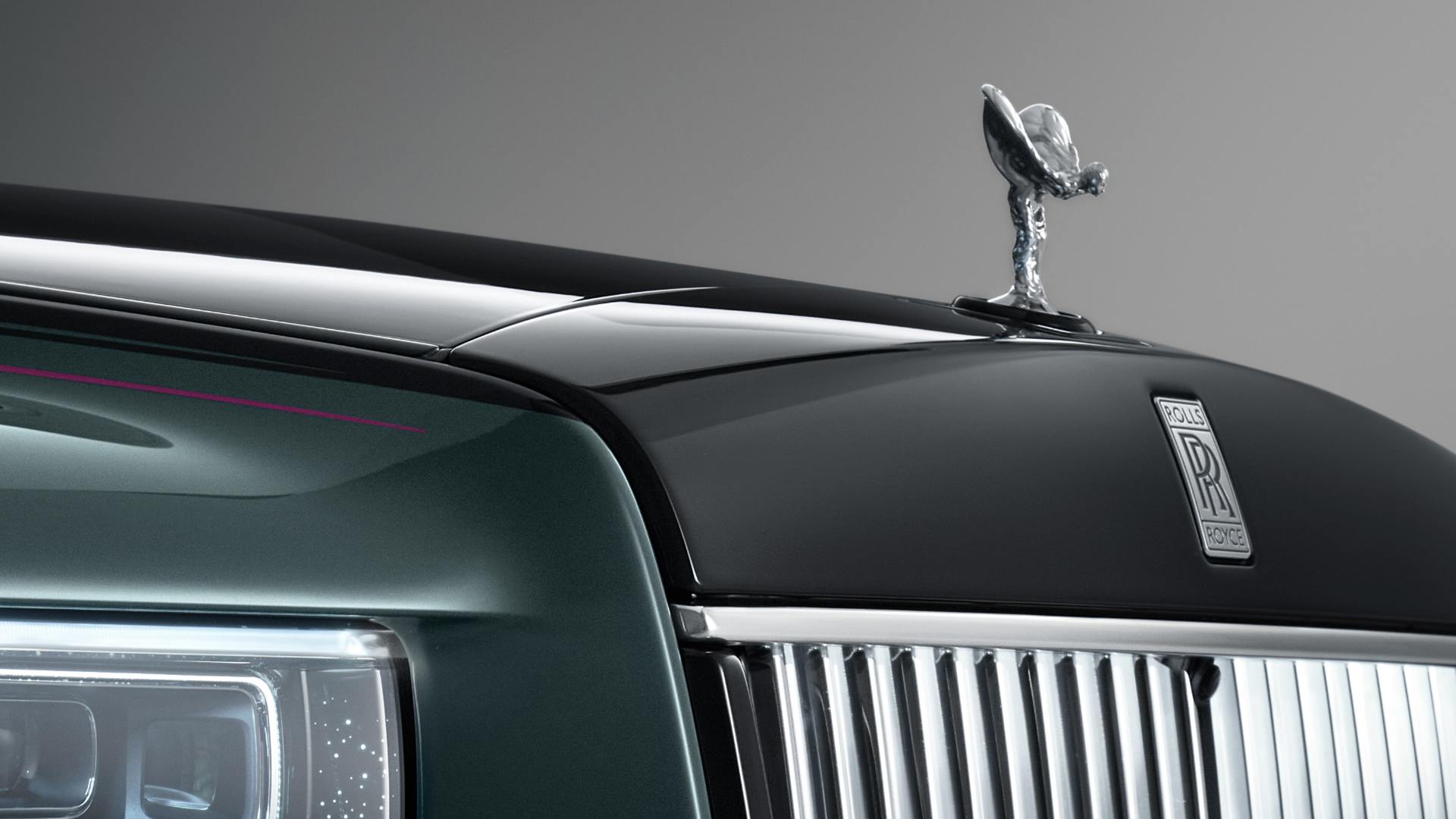 A focused image on the top of the front grill and the SOE of a Rolls-Royce Phantom Series II