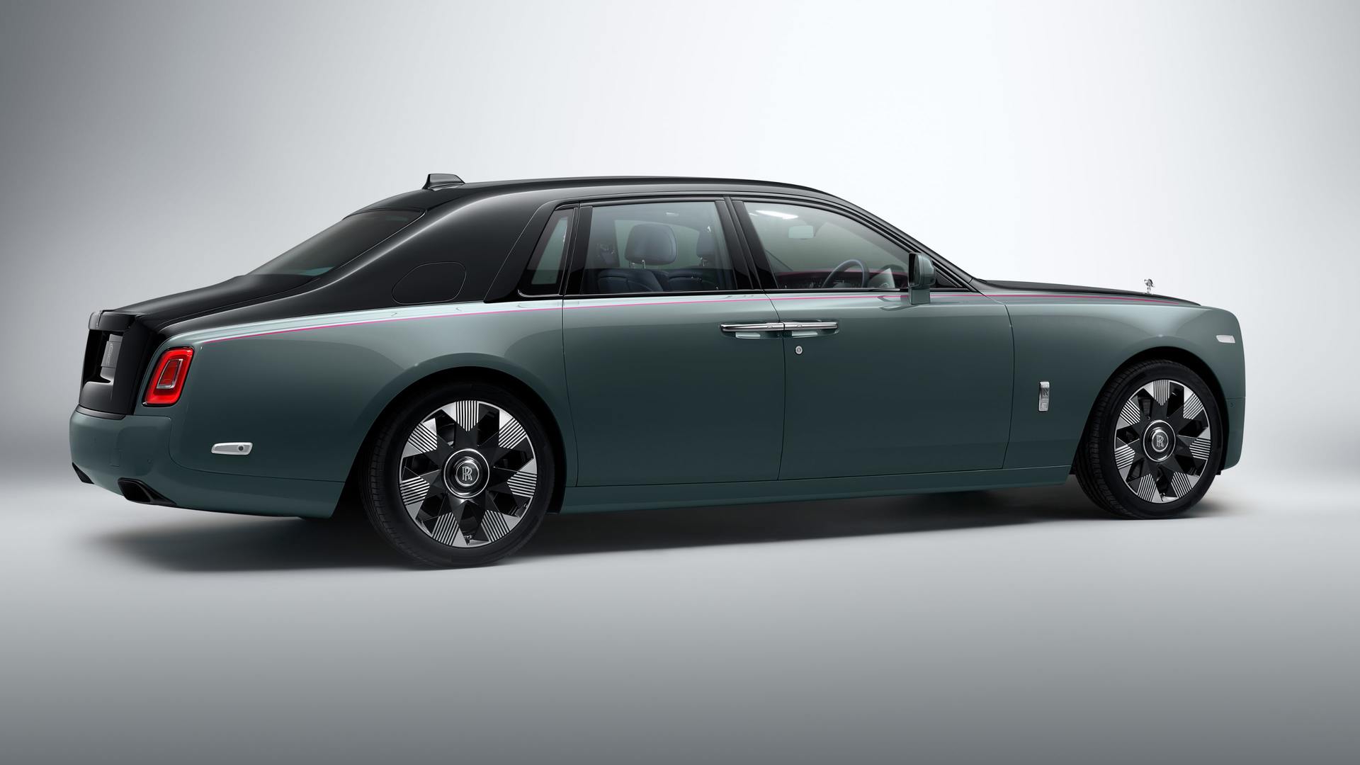 A side view showing all of a Rolls-Royce Phantom Series II
