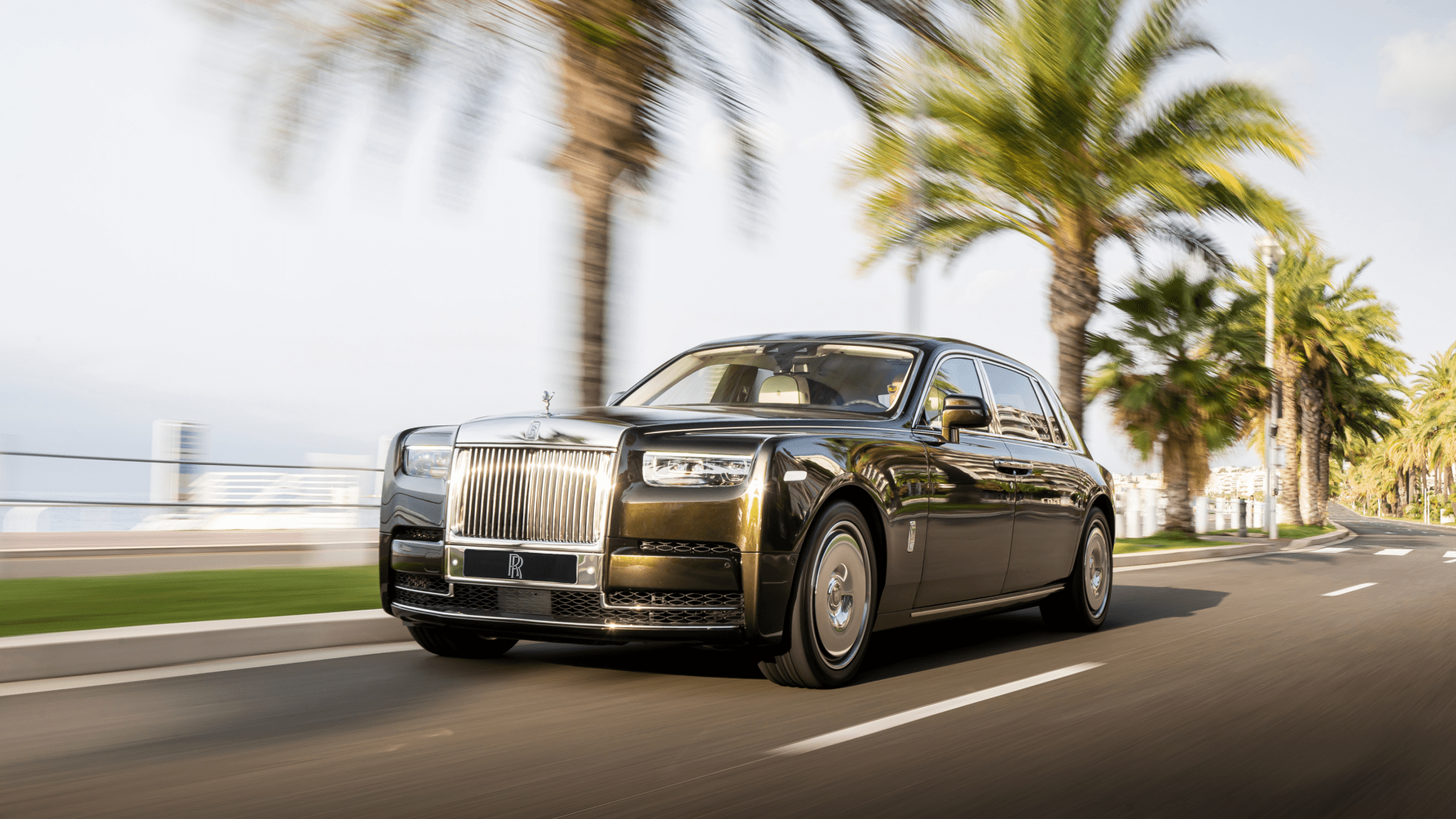 Side profile shot of Rolls-Royce Phantom